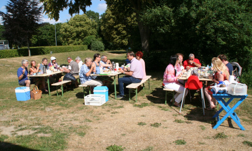 Gemeinsam frühstücken im Freibad am Elm in Hemkenrode. Foto: Freundeskreis Freibad am Elm