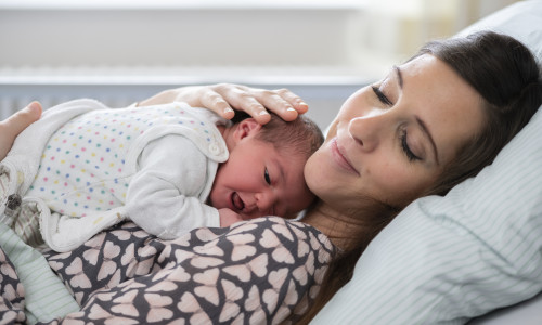 Das Kind ist wohlauf, die Mutter glücklich. Viele Fragen tauchen erst dann auf, wenn junge Familien mit dem Säugling zu Hause sind. Gut, wenn es dann eine Ansprechperson gibt. 
(Bildnachweis: Klinikum Braunschweig/Christoph Köster)