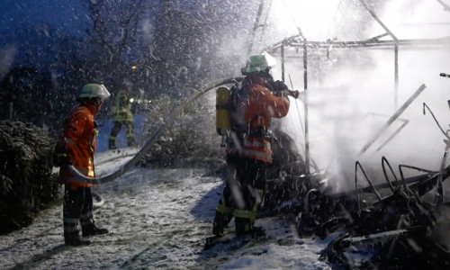 Bei rund minus 11 Grad kämpfte die Feuerwehr gegen das Feuer. Fotos/Video: Alexander Panknin