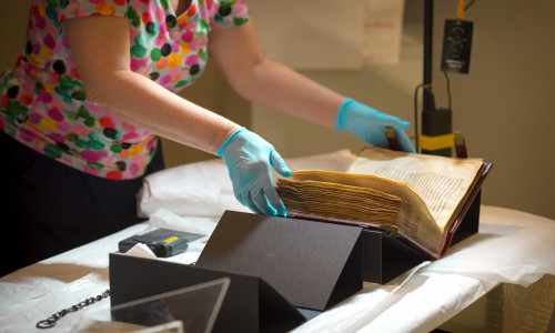 Die jahrhundertealte Abschrift wird behutsam behandelt. 
Foto: A. Pröhle, BLM