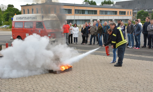 Hans-Jürgen Fuhrmann erklärte am Exer den Gebrauch eines Feuerlöschers. Foto: Privat