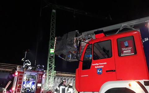 Die Feuerwehr musste einen Mann von einem Baukran retten. Fotos: Feuerwehr Wolfenbüttel