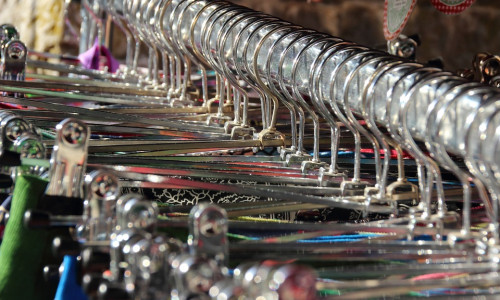 Das DRK bittet darum alte Kleider und Textilien nicht in den Müll zu werfen, sondern bei den Kleidersammlungen zu „entsorgen". Foto: Pixabay