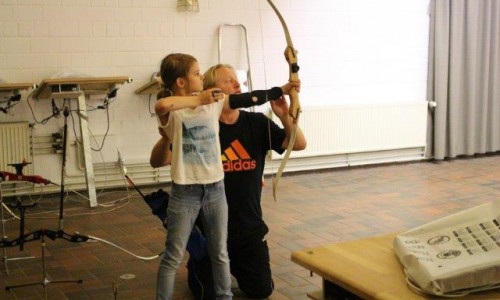 Ratsmitglied Thorsten Wendt, CDU,  zeigte den Kleinen, wie man mit Pfeil und Bogen umgeht. Foto: privat
