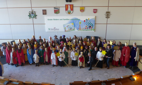 Oberbürgermeister Frank Klingebiel begrüßte die Sternsinger der vier katholischen Pfarrgemeinden im Ratssaal Foto: Stadt Salzgitter