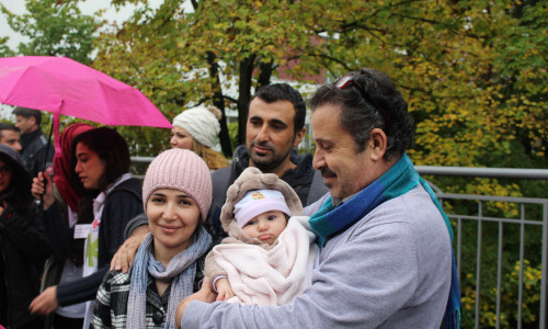 Auch Ali Hmedi (rechts im Bild), der selbst aus Syrien geflohen war, half heute mit, als die rund 100 Flüchtlinge in Wolfenbüttel ankamen. Bürgermeister Thomas Pink gibt im Video-Interview einen Überblick. Fotos/Video: Jan Borner