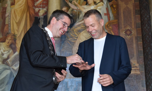 Oberbürgermeister Dr. Oliver Junk steckt Wolfgang Tillmans den Kaiserring auf den Finger. Fotos: Stadt Goslar
