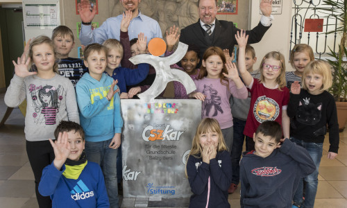 Steffen Krollmann, Botschafter von United Kids Foundations, übergab den Sport-Oszkar an Schulleiter Bastian Brylla. Foto: Volksbank BraWo
