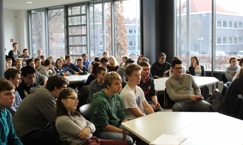 Gefüllte Mensa bei der Informationsveranstaltung über Flüchtlinge an der Großen Schule. Foto: Max Förster