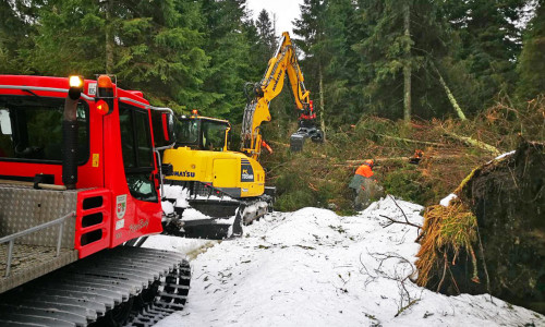 Mit schwerem Gerät müssen die Wege und Loipen freigeschnitten werden. Foto: Nationalpark Harz
