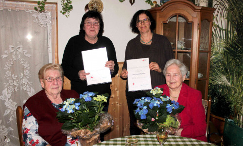 Helga Baumgarten (links) und Marianne Angerstein (rechts) gehören dem DRK seit 50 Jahren an und bekamen von Petra Kausch und der stellvertretenden Vorsitzenden Dorit Angerstein (3.v.l.) eine Urkunde, einen Blumenstrauß und die DRK-Ehrennadel überreicht. Foto: Bernd-Uwe Meyer