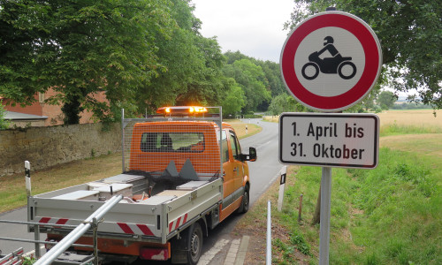 Am Dienstag wurden die Schilder aufgestellt. Ab sofort gilt daher ein Durchfahrverbot für Motorräder und Mofas vom 1. April bis 31. Oktober eines Jahres. Hier das Verkehrsschild am Rittergut Altenrode. Fotos: Landkreis Wolfenbüttel