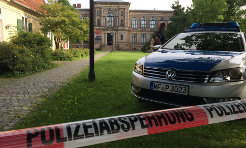 Schon Stunden vor dem Besuch von Sigmar Gabriel in Wolfenbüttel werden Sicherheitsmaßnahmen getroffen. Foto: Werner Heise 