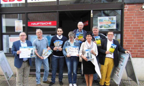 Vertreter des CDU-Stadtverbandes präsentieren die Flyer. Foto: Privat