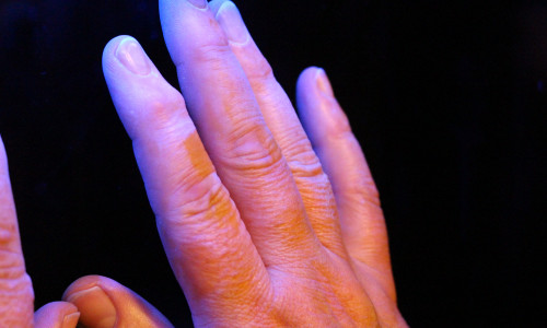 Unter dem Schwarzlicht erkennt man, ob man bei der Händedesinfektion gründlich genug war. Foto: Max Förster
