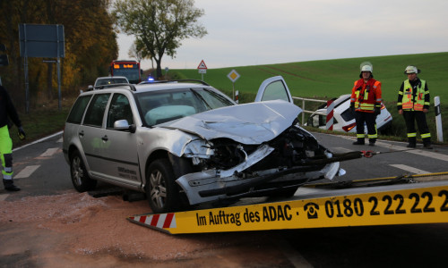 Bei der Kollision des Audis und des VW wurden zwei Personen verletzt. Fotos: Rudolf Karliczek