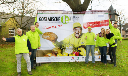 Der auf dem Werbeplakat abgebildete Herr Brinkmann freut sich zusammen mit Kollegen, Andreas Pleyer von der Caritas Goslar (links) und Fotografin Heike Götter (zweite von rechts). Foto: Photogeno Goslar