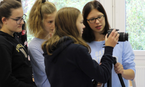 Die Schülerinnen versuchen sich am Thema Film. Foto: THG