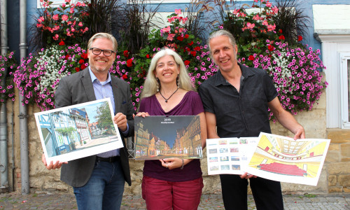 Von links: Björn Reckewell (Tourismus Stadt Wolfenbüttel) sowie Monika und Achim Meurer bei der Präsentation des neuen Wolfenbüttel-Kalenders. Fotos: Nick Wenkel