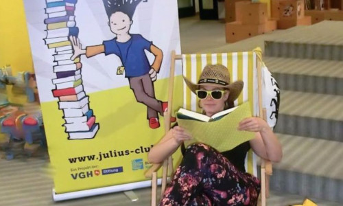 Bibliotheksmitarbeiterin Stefanie Görlich testet den neuen Lesestoff für den Julius-Club 2018. Foto: Stadt Salzgitter