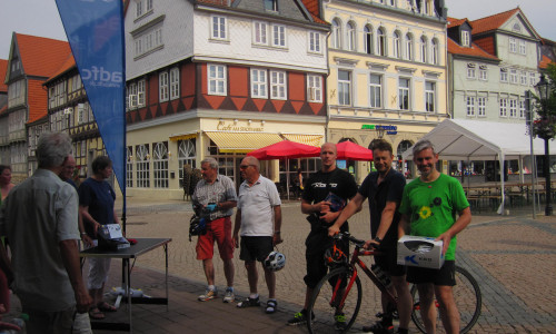 Siegerehrung der erfolgreichen Slowbiker. Von rechts nach links: Stefan Brix, Ivica Lukanic, Marcel Eggers sowie andere Beteiligte. Foto: Privat
