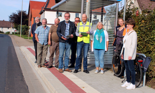 Ratsmitglieder und Fachleute vom Straßenbau nahmen in Roklum die neue Bushaltestelle ab. Foto: Bernd-Uwe Meyer
