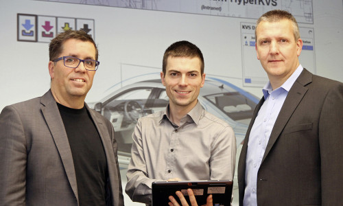 Ideengeber Sebastian Wenzel (Mitte) mit Ralf Wenzel (links), Leiter Konzeptauslegung Interieur in der Technischen Entwicklung von Volkswagen, und IT-Systembetreuer Oliver Finke. Foto: Volkswagen AG
