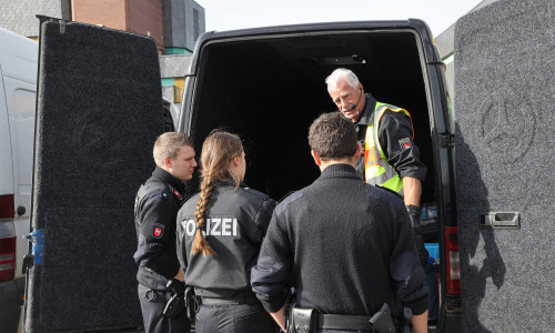 Polizisten kontrollieren einen Kleintransporter.

Foto: Rudolf Karliczek