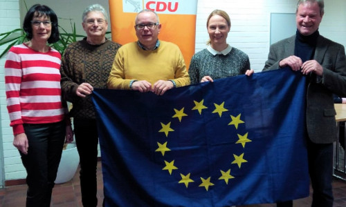 Europakandidatin Martina Sharman (2. v. r.) und v. l. Katrin Koch, Herbert Theissen (CDA), Andreas Meißler und Hans-Jürgen Braun zeigen "Flagge" für Europa. Foto: CDU