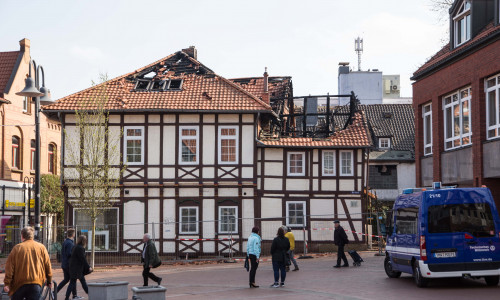 Die Brandruine am Klesmerplatz ist wegen Einsturzgefahr eigentlich besonders gesichert. Foto: Rudolf Karliczek