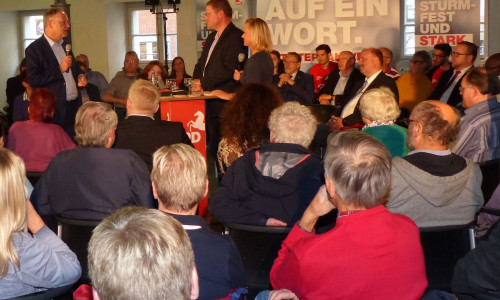 Niedersachsens Ministerpräsident Stephan Weil besuchte Wolfenbüttel. Gemeinsam mit Dunja Kreiser und Marcus Bosse stellte er sich den Fragen der Gäste. Fotos: Wolfgang Mittwollen