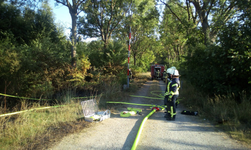 Die Einsatzkräfte beim Löschen des Flächenbrands. Foto: Gemeindefeuerwehr Lehre