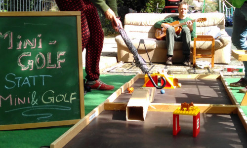 Das Mittagstief kann mit Outdoor-Aktivitäten wie Minigolf (statt Mini & Golf) spielereisch bekämpft werden. Foto: Greenpeace