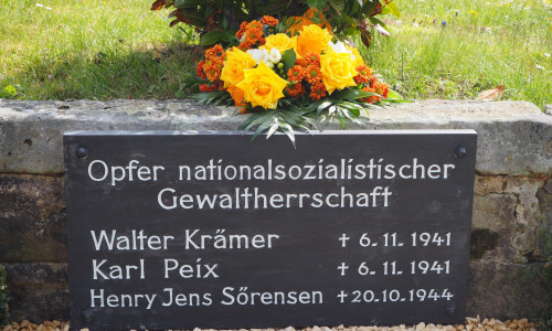 Gedenktafel auf dem Friedhof Goslar-Hahndorf - hier beginnt die Veranstaltung. Foto: Karsten Färber