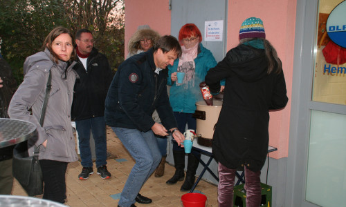 Bürgermeister Detlef Kaatz zapft sich den Glühwein selbst, die stellvertretende Ortsbürgermeisterin von Hemkenrode, Ute Baars, schaut gespannt zu. Foto: Diethelm Krause-Hotopp