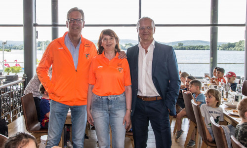 v.l.n.r.: Volker Machura, Birgit Spitz von Wir helfen Kindern e.V. und Eugen Schulz vom Café del Lago. Foto: Rudolf Karliczek
 