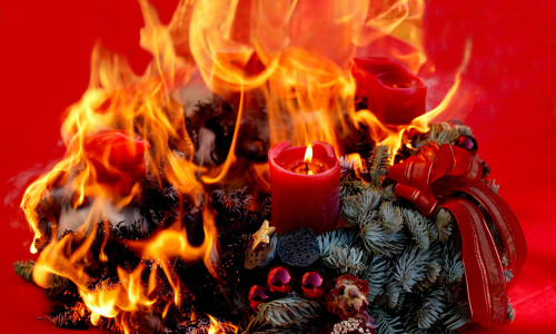 Alle Jahre wieder sorgen in der Weihnachtszeit brennende Adventsgestecke für erhöhte Einsatzzahlen der Feuerwehr. Die Feuerwehr gibt Tipps, wie sich Bränden vermeiden lassen. Foto: Das sichere Haus