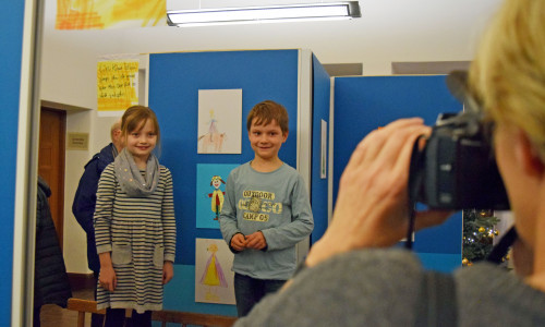 Die kleinen Künstler Rieke Haack und Anton Schenk, beide 6 Jahre alt, stehen der Pressefotografin Modell. Fotos: Stadt Goslar