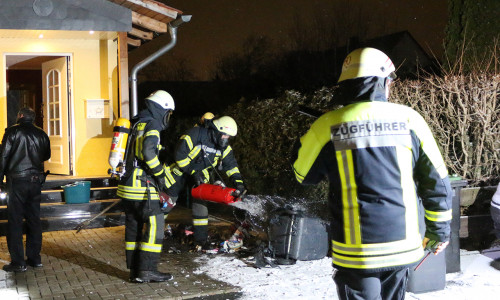 Die Feuerwehrkameraden löschen die glimmenden Reste. Foto/Video: Werner Heise