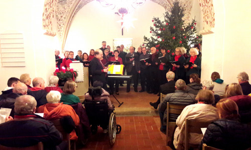 Vokal Total singt im weihnachtlichen Altarraum. Foto: privat