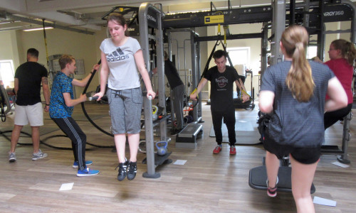 Schülerinnen und Schüler des Theodor-Heuss-Gymnasiums probierten neue Fitness-Übungen aus. Foto: THG