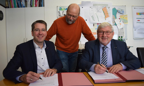 Der Vertrag wurde in Goslar unterzeichnet: Oberbürgermeister Dr. Oliver Junk, Thomas Moll, Fachdienstleiter Umwelt- und Gewässerschutz der Stadt Goslar, und Verbandsvorsteher Hans-Hermann Baas (v. li.). Foto:  Wasserverband Peine