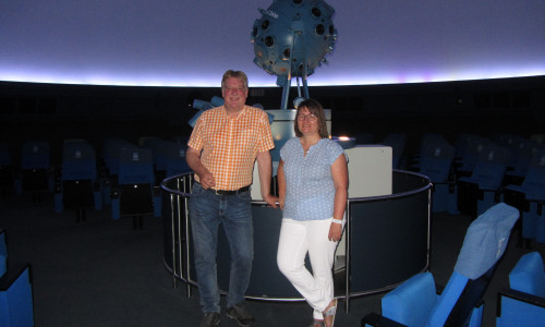 Ralf Mühlisch (Aufsichtsratsvorsitzender im Planetarium) und Iris Schubert (stv. Kulturausschussvorsitzende) beim Info-Besuch vor dem Projektor des Planetariums. Foto: privat