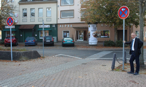 Die Poller am Hagenmarkt, an der Einmündung zur Marktstraße, sind verschwunden. Die Barrierefreiheit ist eine erklärte Herzensangelegenheit des  Peiner Bürgermeisters Klaus Saemann (rechts im Bild). Fotos: Stadt Peine