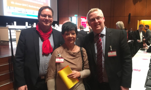 Regina Bollmeier gemeinsam mit Marcus Bosse MdL (links) und Falk Hensel auf dem SPD-Bezirksparteitag in der Stadthalle Braunschweig. Foto: Privat