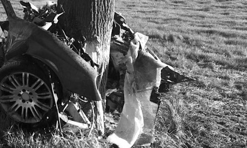 Der Transporter prallte gegen zwei Bäume. Der Beifahrer musste mit schwerem Gerät geborgen werden . Symbolfoto: Aktuell24(KR)/Nick Wenkel