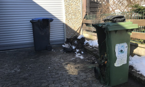 Einsatzstelle mit den geschmolzenen Mülltonnen. Foto: Feuerwehr Hohenhameln