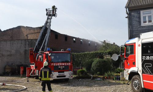 Die Feuerwehr hatte zunächst mit einer Photovoltaikanlage auf dem Dach der Scheune zu kämpfen. Fotos: Rudolf Karliczek/Marvin König