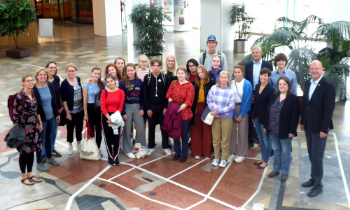 Bürgermeister Ingolf Viereck empfängt eine dänische Schülergruppe. Foto: Stadt Wolfsburg
