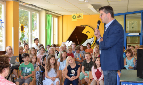 Dr. Oliver Junk erklärt den Kindern der Grundschule Hahndorf, was im Rathaus so passiert. Foto: Stadt Goslar